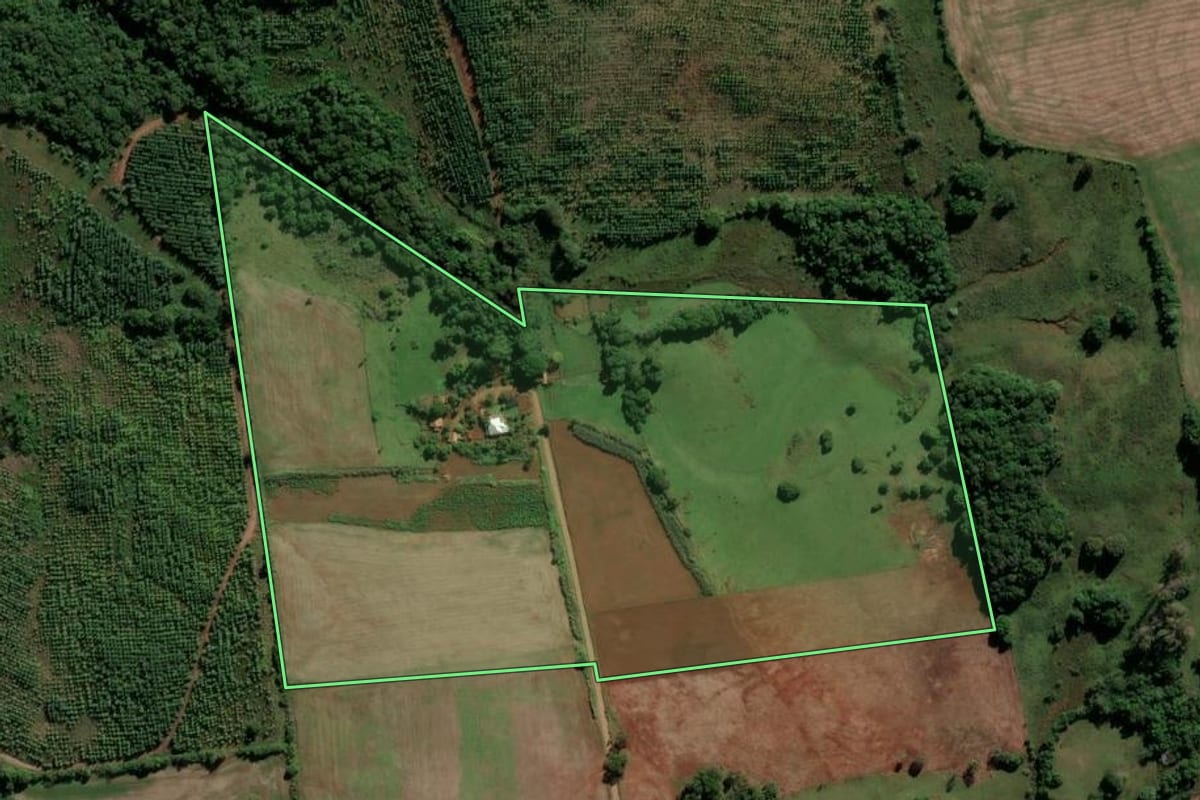 Imagem de satélite do imóvel rural em Vitória das Missões (RS), com o contorno declarado no CAR desenhado por cima.