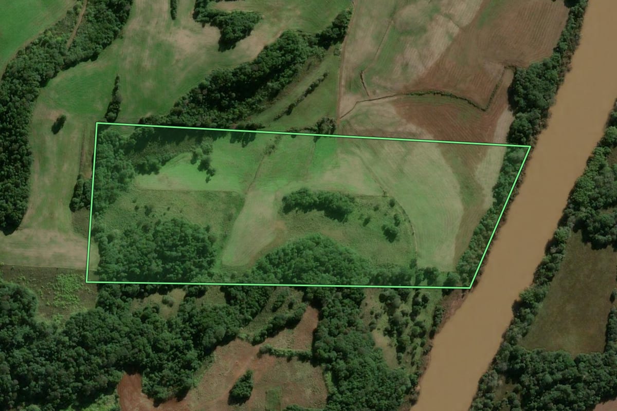 Imagem de satélite do imóvel rural em Vitória das Missões (RS), com o contorno declarado no CAR desenhado por cima.