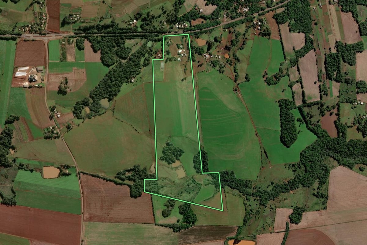 Imagem de satélite do imóvel rural em Vitória das Missões (RS), com o contorno declarado no CAR desenhado por cima.