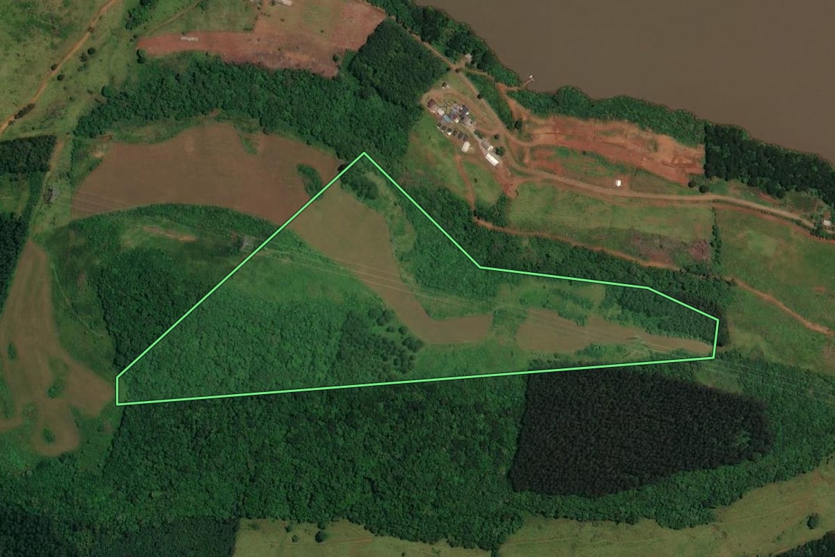 Imagem de satélite do imóvel rural em Abdon Batista (SC), com o contorno declarado no CAR desenhado por cima.