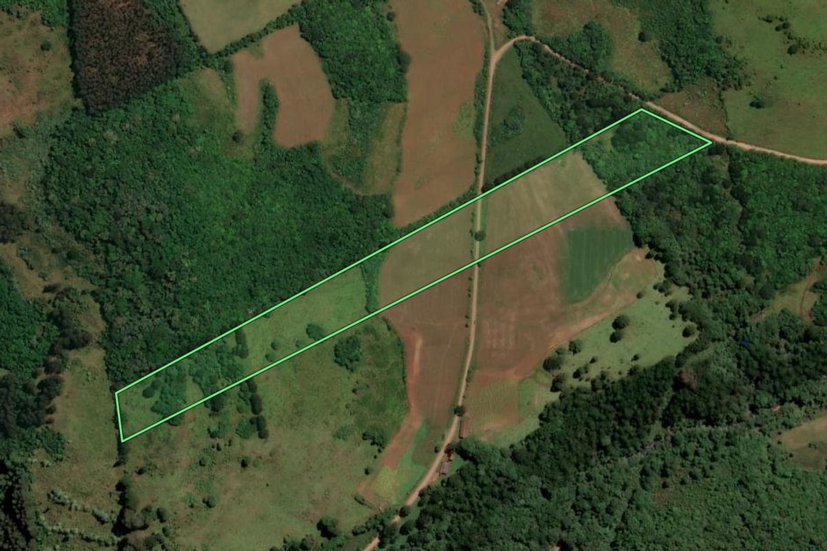 Imagem de satélite do imóvel rural em Abdon Batista (SC), com o contorno declarado no CAR desenhado por cima.