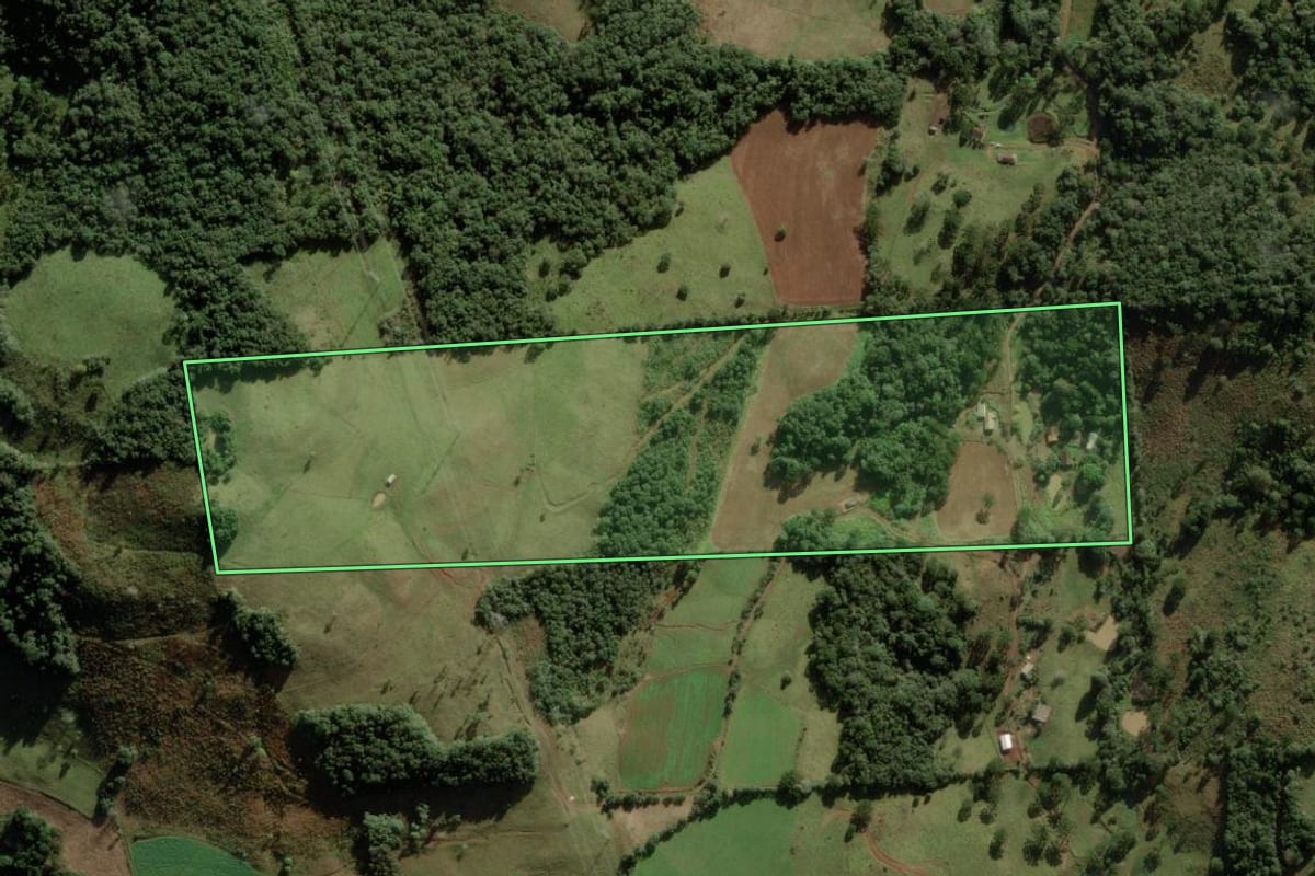 Imagem de satélite do imóvel rural em Abdon Batista (SC), com o contorno declarado no CAR desenhado por cima.
