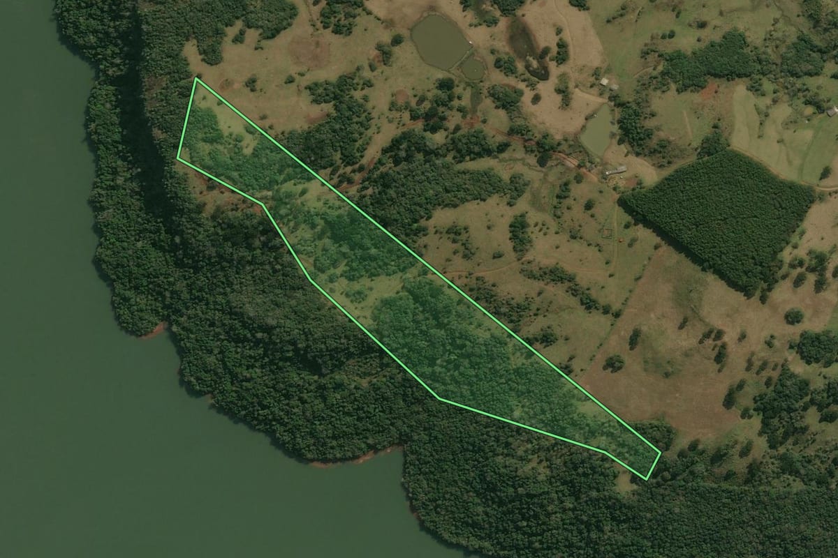 Imagem de satélite do imóvel rural em Abdon Batista (SC), com o contorno declarado no CAR desenhado por cima.
