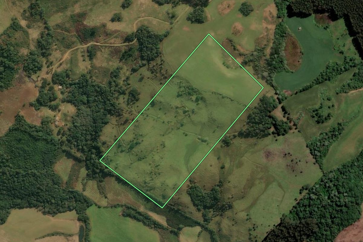 Imagem de satélite do imóvel rural em Abdon Batista (SC), com o contorno declarado no CAR desenhado por cima.