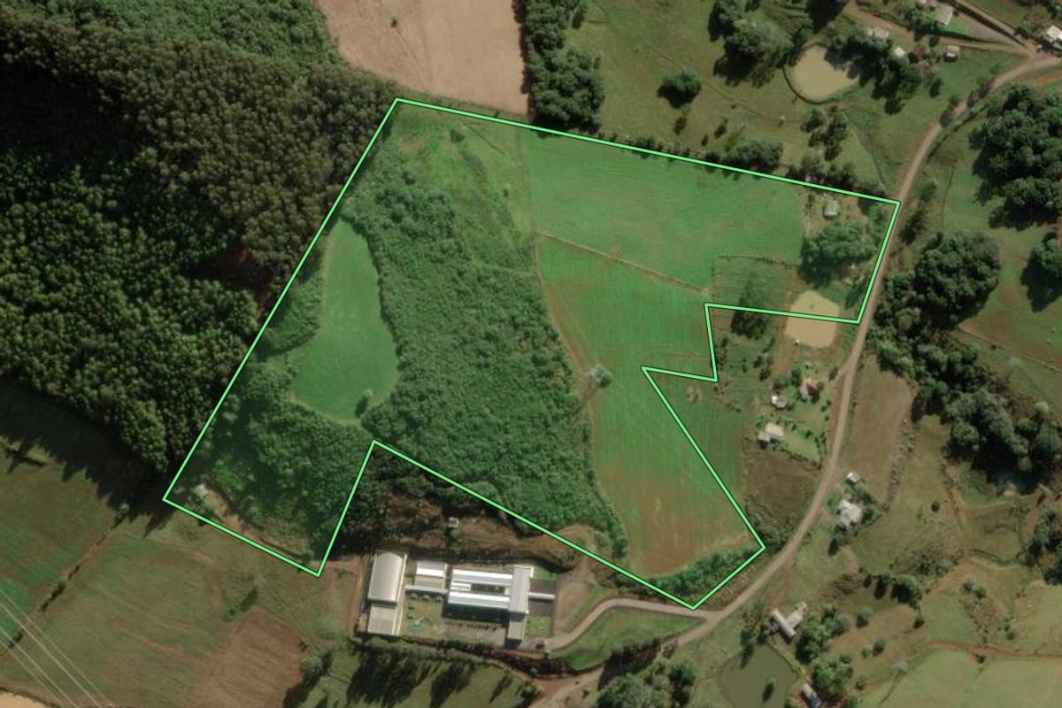 Imagem de satélite do imóvel rural em Abdon Batista (SC), com o contorno declarado no CAR desenhado por cima.
