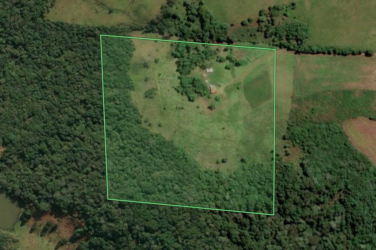 Imagem de satélite do imóvel rural em Abdon Batista (SC), com o contorno declarado no CAR desenhado por cima.
