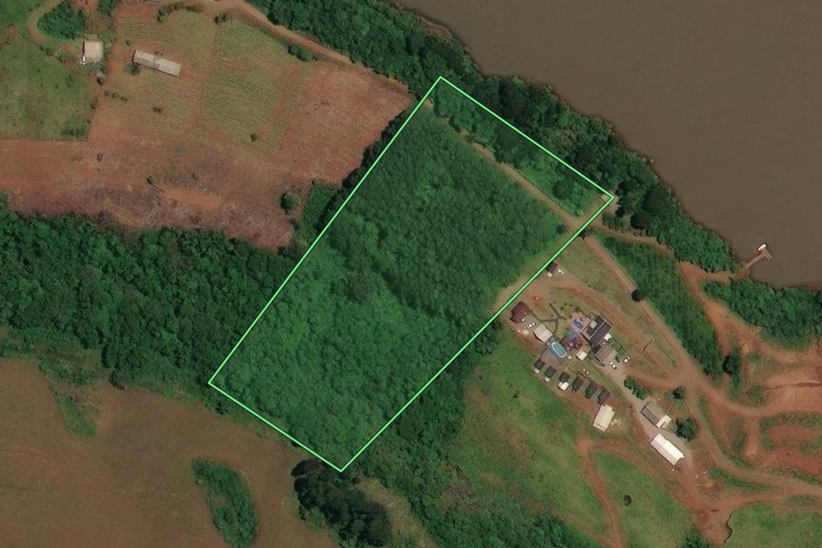 Imagem de satélite do imóvel rural em Abdon Batista (SC), com o contorno declarado no CAR desenhado por cima.