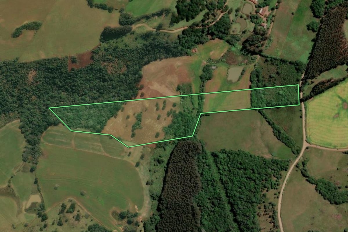 Imagem de satélite do imóvel rural em Abdon Batista (SC), com o contorno declarado no CAR desenhado por cima.