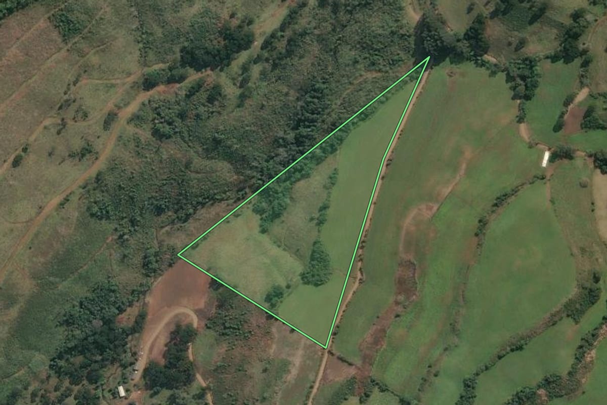 Imagem de satélite do imóvel rural em Abdon Batista (SC), com o contorno declarado no CAR desenhado por cima.