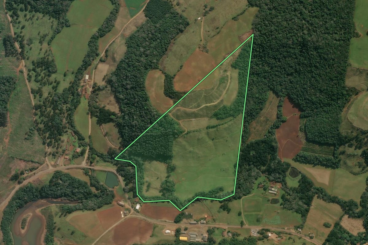 Imagem de satélite do imóvel rural em Abdon Batista (SC), com o contorno declarado no CAR desenhado por cima.