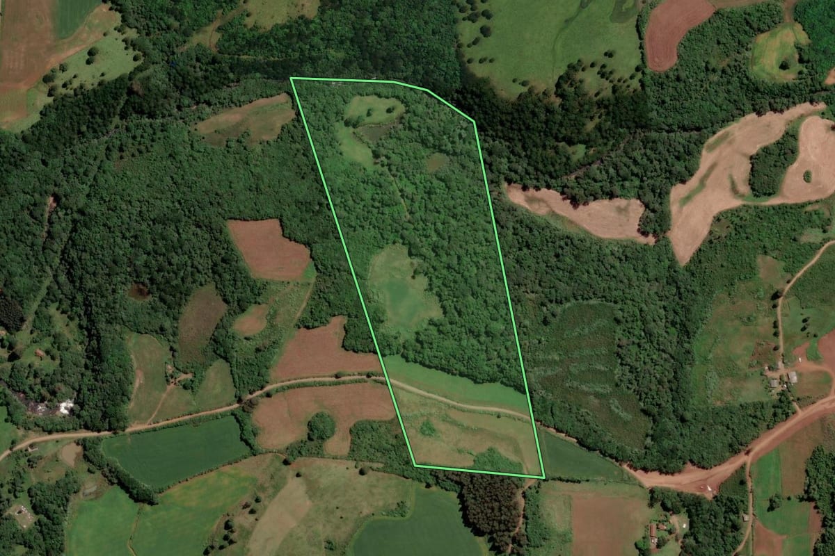 Imagem de satélite do imóvel rural em Abdon Batista (SC), com o contorno declarado no CAR desenhado por cima.