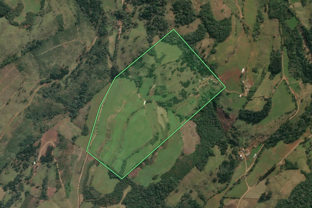Imagem de satélite do imóvel rural em Abdon Batista (SC), com o contorno declarado no CAR desenhado por cima.