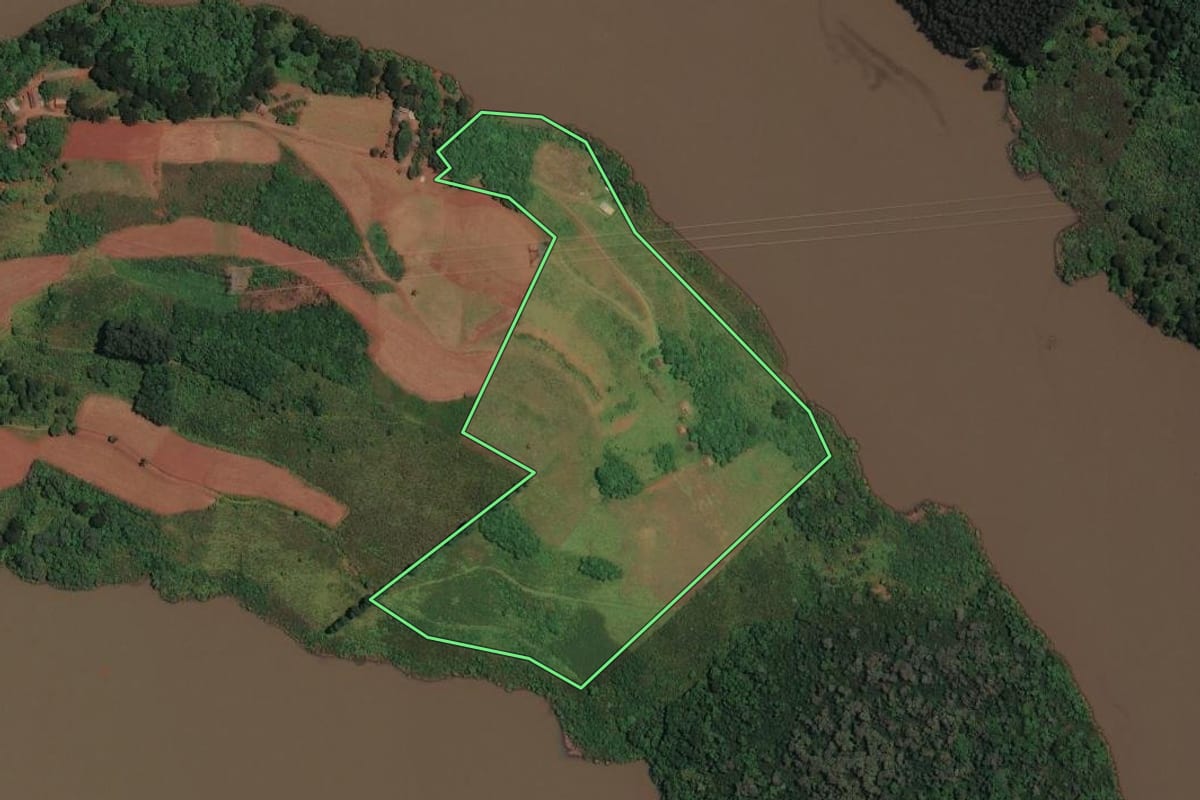 Imagem de satélite do imóvel rural em Abdon Batista (SC), com o contorno declarado no CAR desenhado por cima.