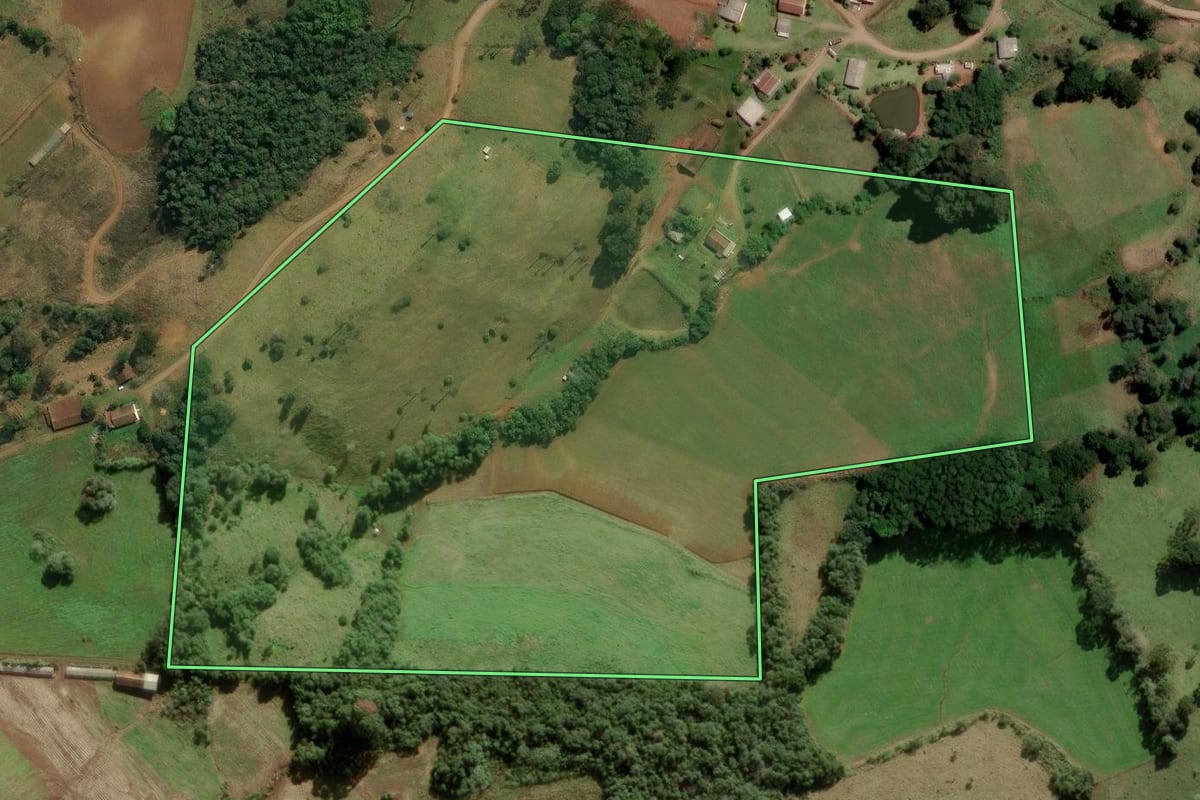 Imagem de satélite do imóvel rural em Abdon Batista (SC), com o contorno declarado no CAR desenhado por cima.