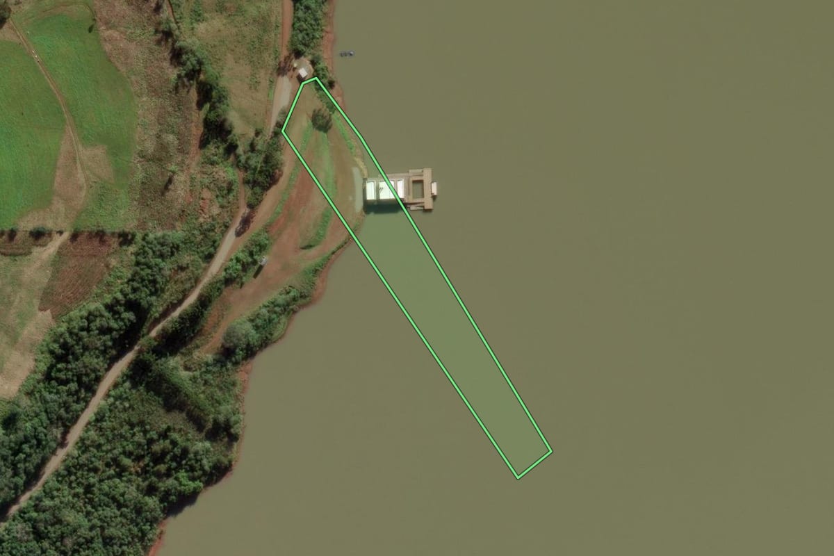 Imagem de satélite do imóvel rural em Abdon Batista (SC), com o contorno declarado no CAR desenhado por cima.