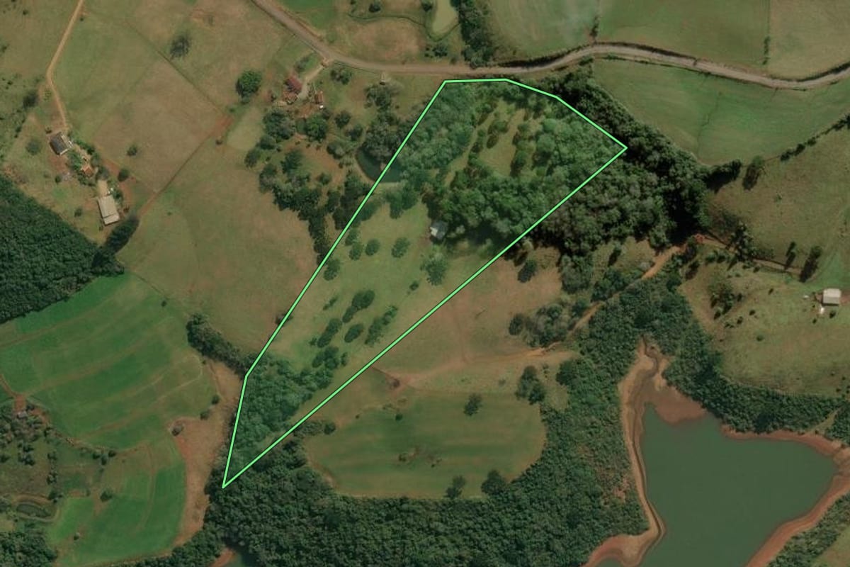Imagem de satélite do imóvel rural em Abdon Batista (SC), com o contorno declarado no CAR desenhado por cima.