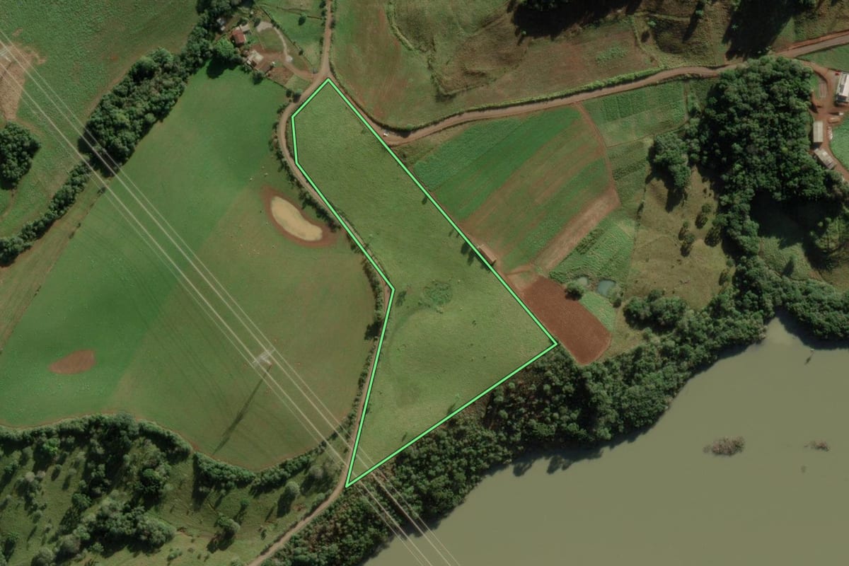 Imagem de satélite do imóvel rural em Abdon Batista (SC), com o contorno declarado no CAR desenhado por cima.