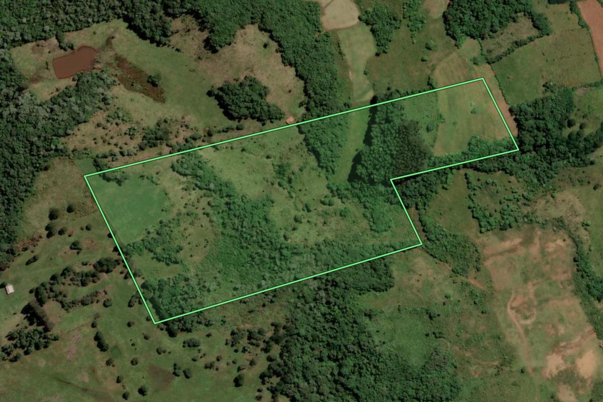 Imagem de satélite do imóvel rural em Abdon Batista (SC), com o contorno declarado no CAR desenhado por cima.