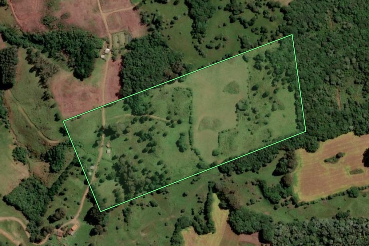 Imagem de satélite do imóvel rural em Abdon Batista (SC), com o contorno declarado no CAR desenhado por cima.