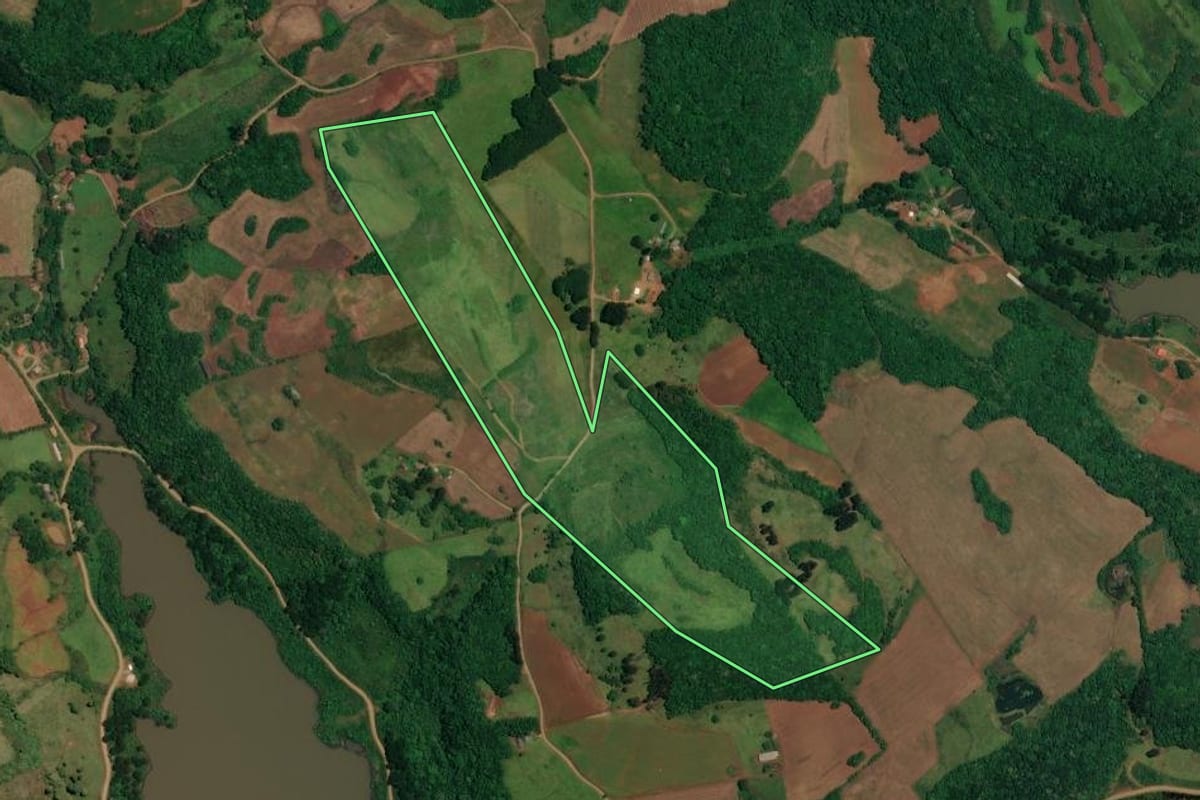 Imagem de satélite do imóvel rural em Abdon Batista (SC), com o contorno declarado no CAR desenhado por cima.