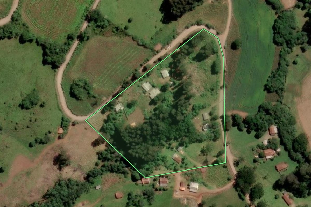 Imagem de satélite do imóvel rural em Abdon Batista (SC), com o contorno declarado no CAR desenhado por cima.