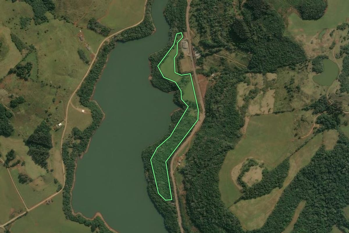Imagem de satélite do imóvel rural em Abdon Batista (SC), com o contorno declarado no CAR desenhado por cima.