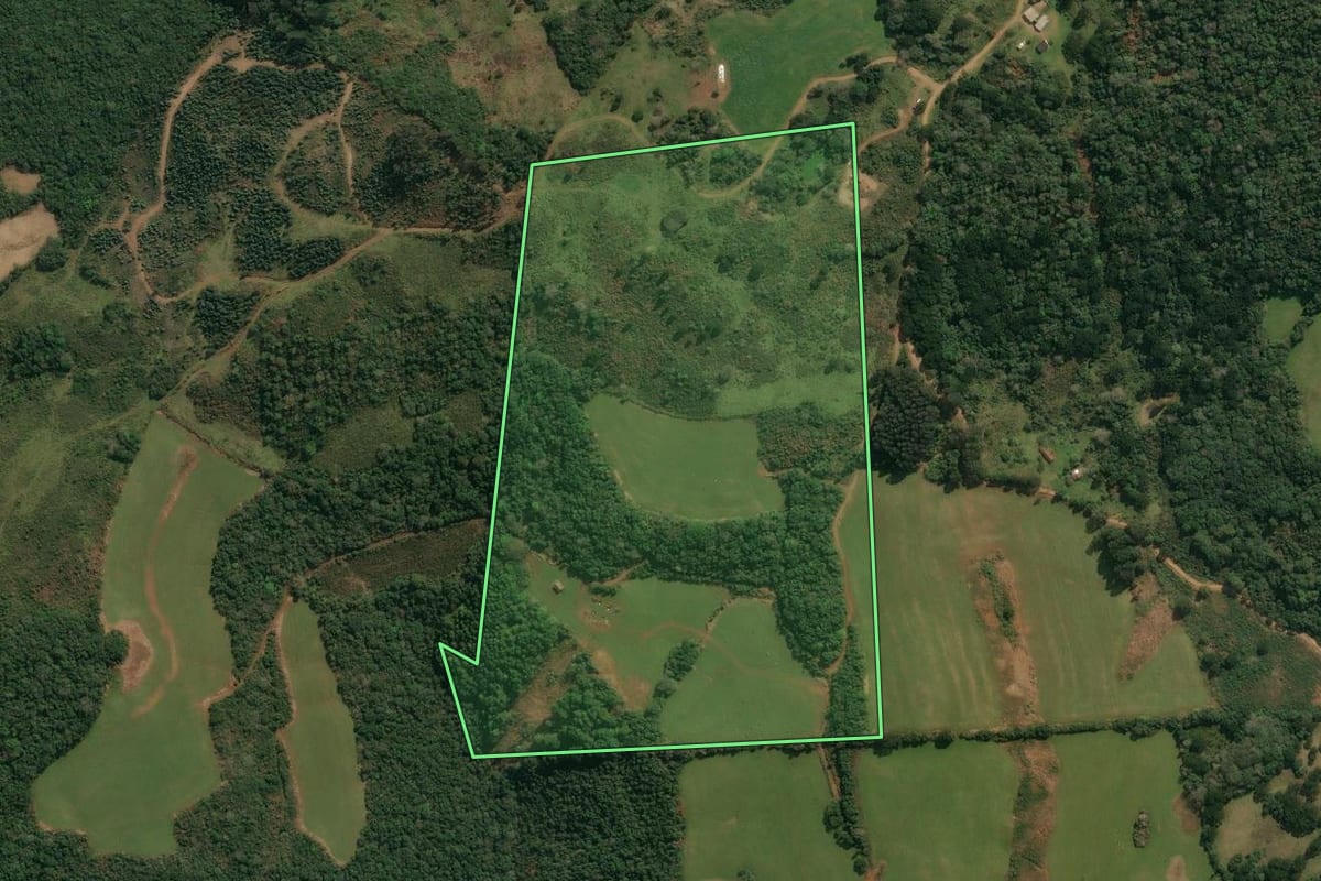 Imagem de satélite do imóvel rural em Abdon Batista (SC), com o contorno declarado no CAR desenhado por cima.