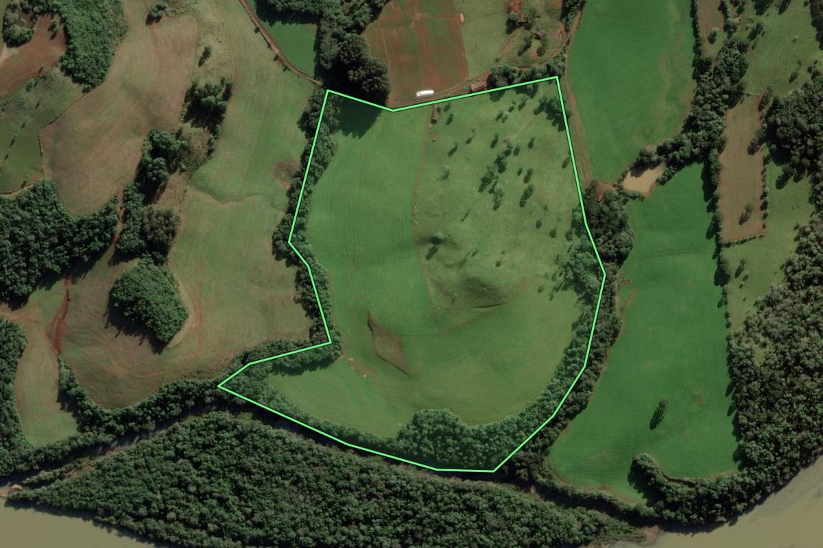 Imagem de satélite do imóvel rural em Abdon Batista (SC), com o contorno declarado no CAR desenhado por cima.