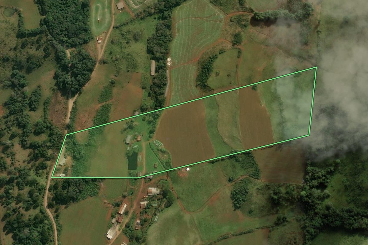 Imagem de satélite do imóvel rural em Abdon Batista (SC), com o contorno declarado no CAR desenhado por cima.