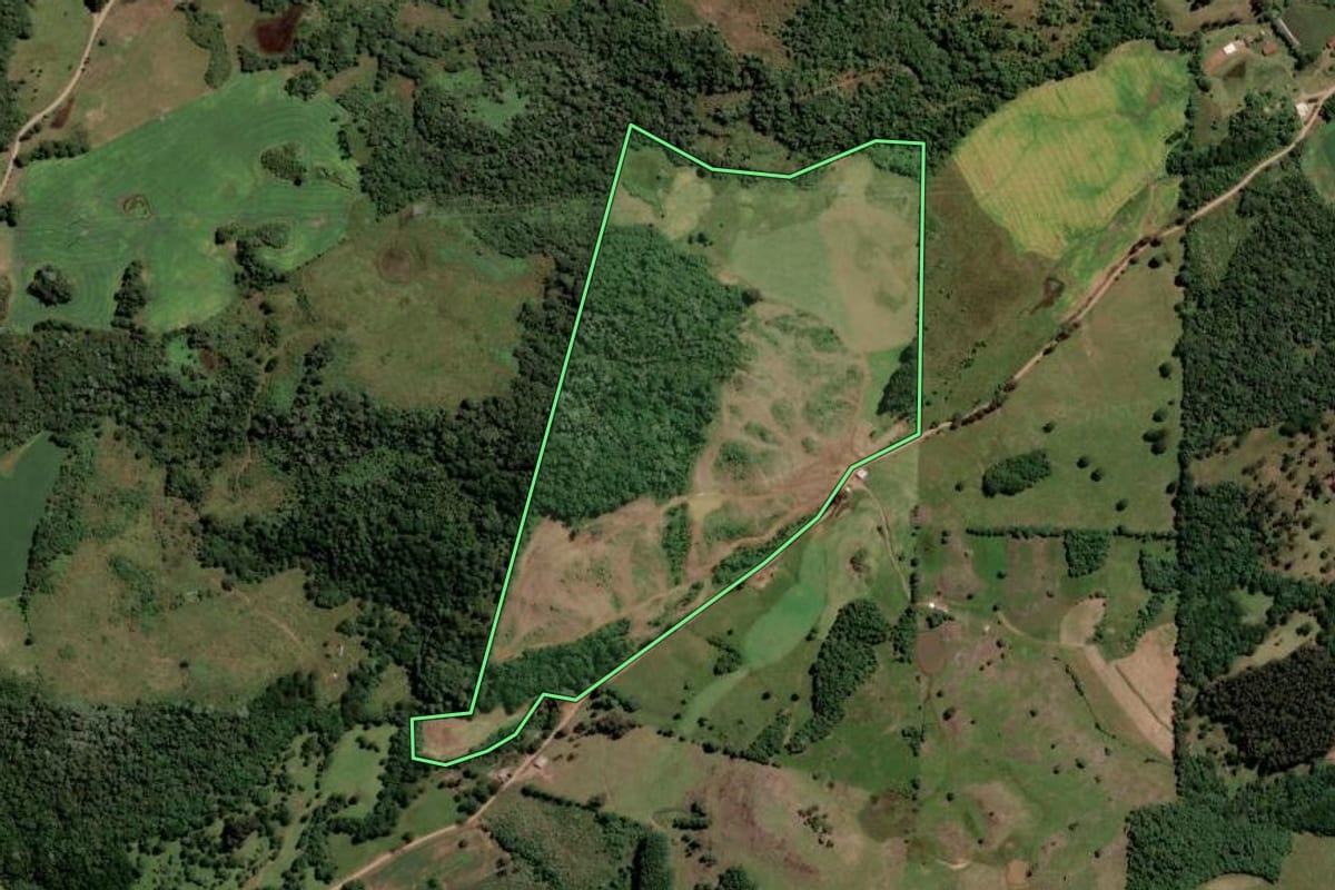 Imagem de satélite do imóvel rural em Abdon Batista (SC), com o contorno declarado no CAR desenhado por cima.
