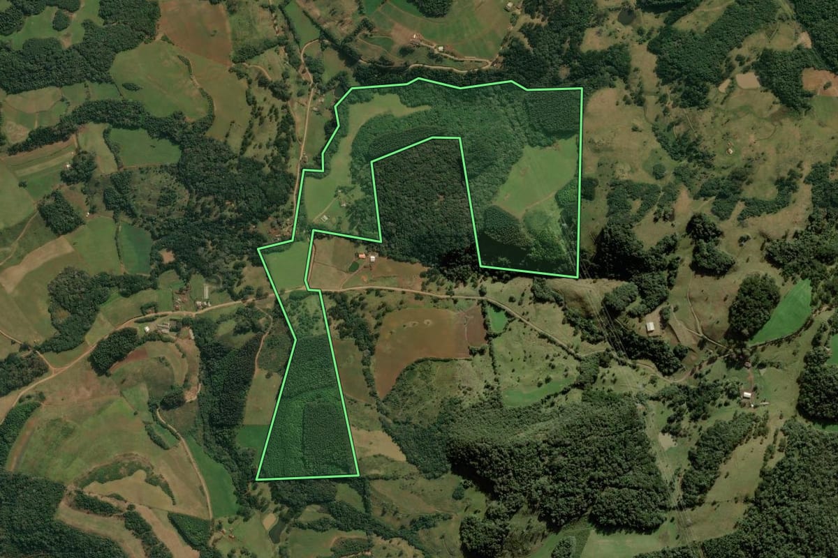 Imagem de satélite do imóvel rural em Abdon Batista (SC), com o contorno declarado no CAR desenhado por cima.