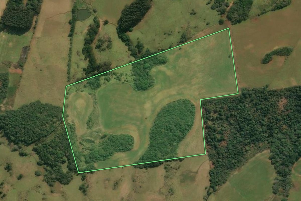 Imagem de satélite do imóvel rural em Abdon Batista (SC), com o contorno declarado no CAR desenhado por cima.