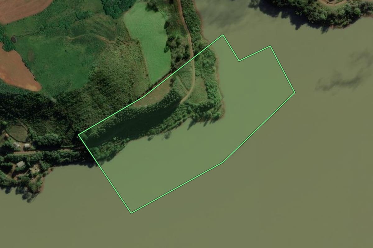 Imagem de satélite do imóvel rural em Abdon Batista (SC), com o contorno declarado no CAR desenhado por cima.