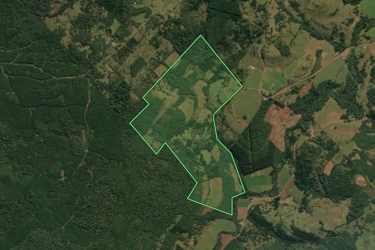 Imagem de satélite do imóvel rural em Abdon Batista (SC), com o contorno declarado no CAR desenhado por cima.