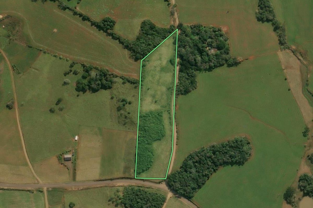 Imagem de satélite do imóvel rural em Abdon Batista (SC), com o contorno declarado no CAR desenhado por cima.