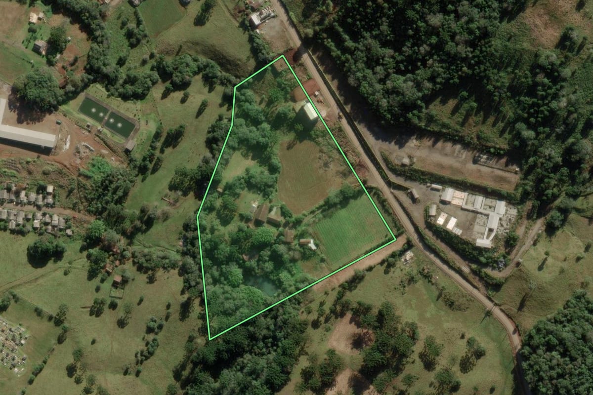 Imagem de satélite do imóvel rural em Abdon Batista (SC), com o contorno declarado no CAR desenhado por cima.