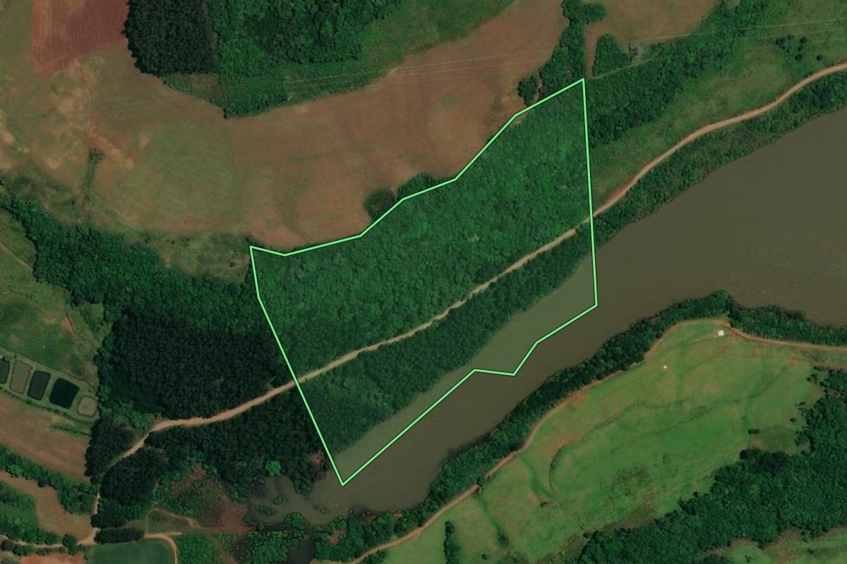 Imagem de satélite do imóvel rural em Abdon Batista (SC), com o contorno declarado no CAR desenhado por cima.