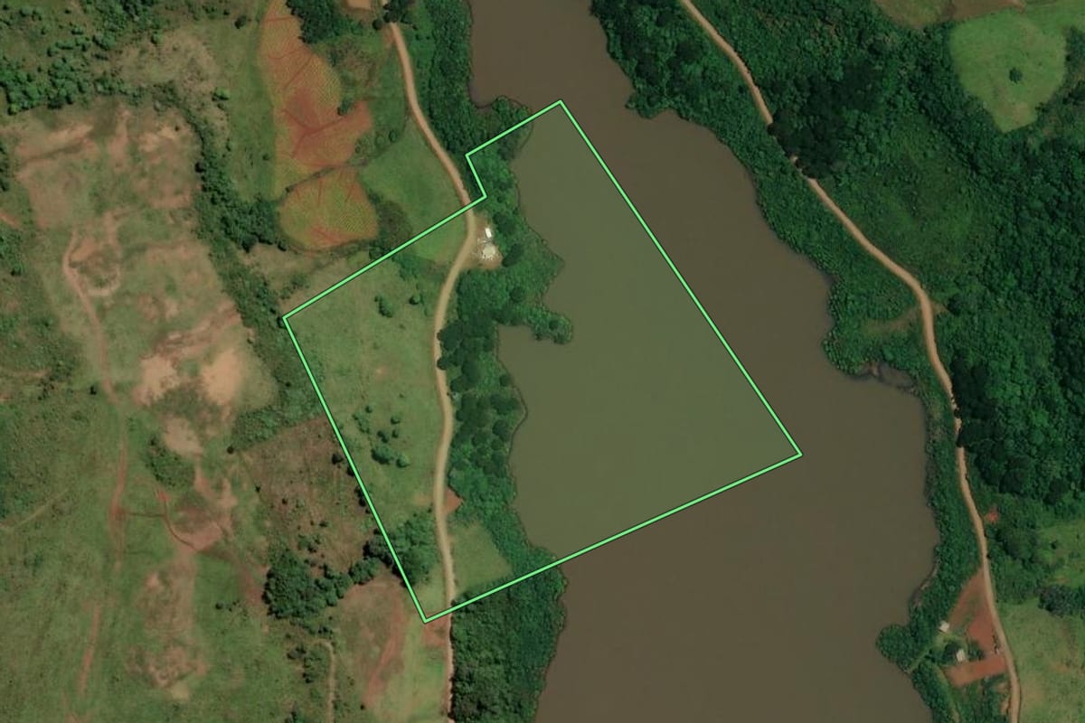 Imagem de satélite do imóvel rural em Abdon Batista (SC), com o contorno declarado no CAR desenhado por cima.