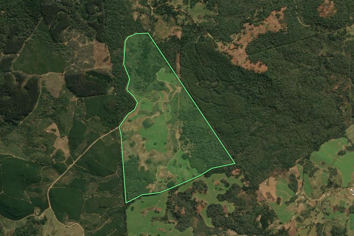 Imagem de satélite do imóvel rural em Abdon Batista (SC), com o contorno declarado no CAR desenhado por cima.