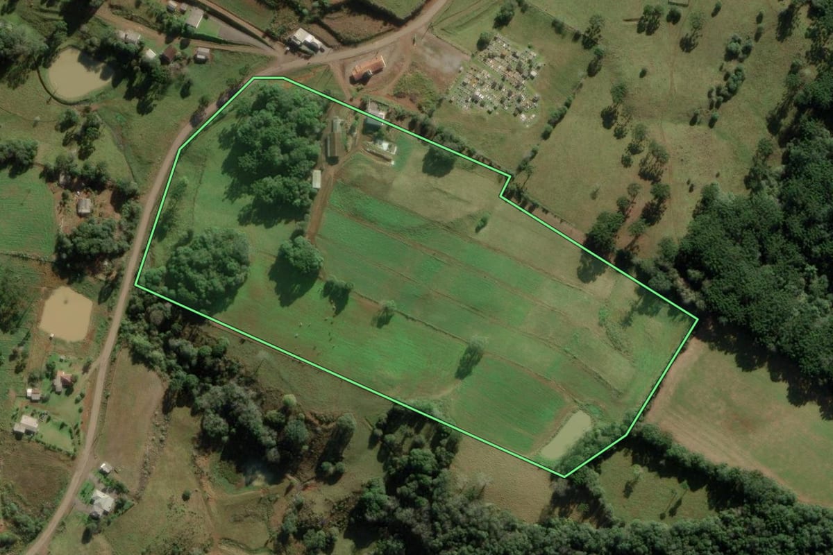 Imagem de satélite do imóvel rural em Abdon Batista (SC), com o contorno declarado no CAR desenhado por cima.