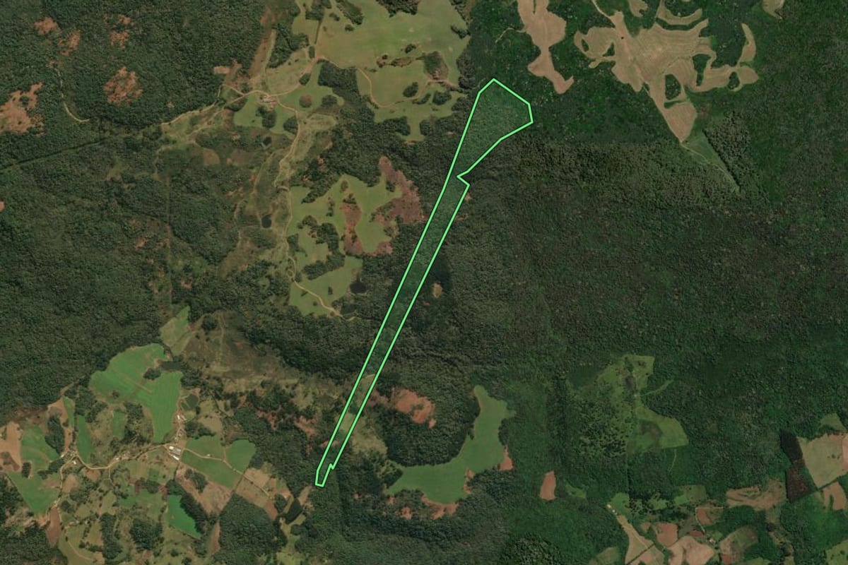 Imagem de satélite do imóvel rural em Abdon Batista (SC), com o contorno declarado no CAR desenhado por cima.