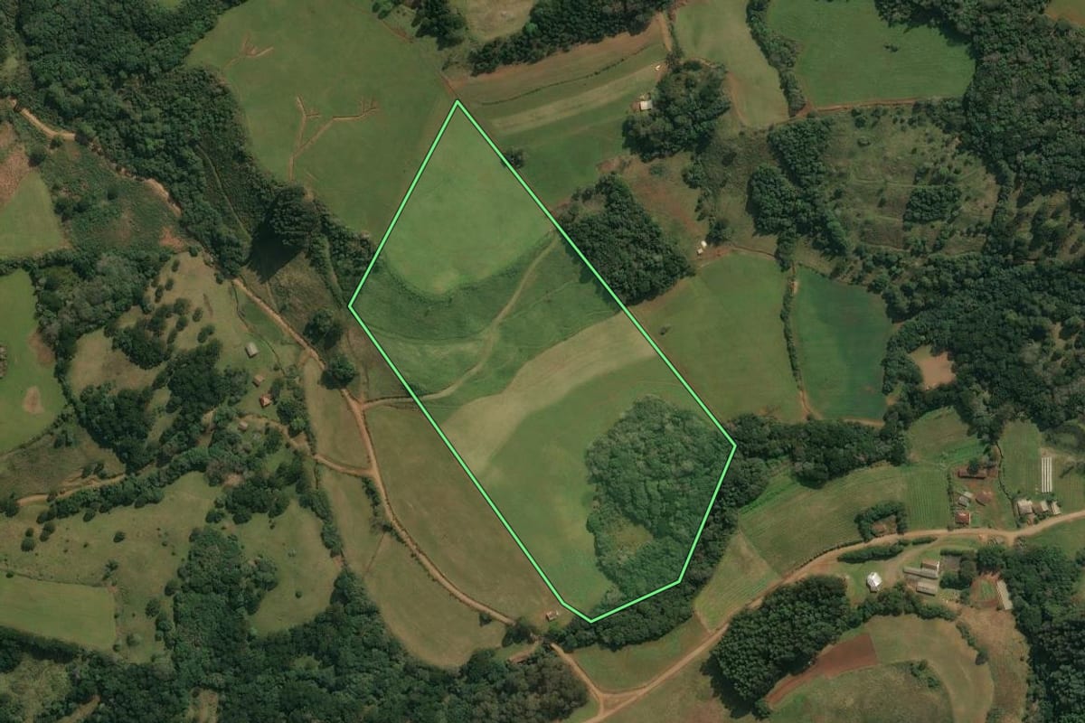 Imagem de satélite do imóvel rural em Abdon Batista (SC), com o contorno declarado no CAR desenhado por cima.
