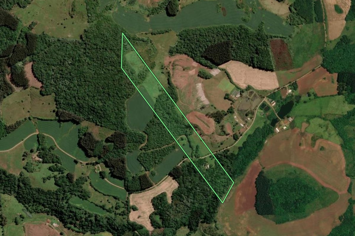 Imagem de satélite do imóvel rural em Abdon Batista (SC), com o contorno declarado no CAR desenhado por cima.