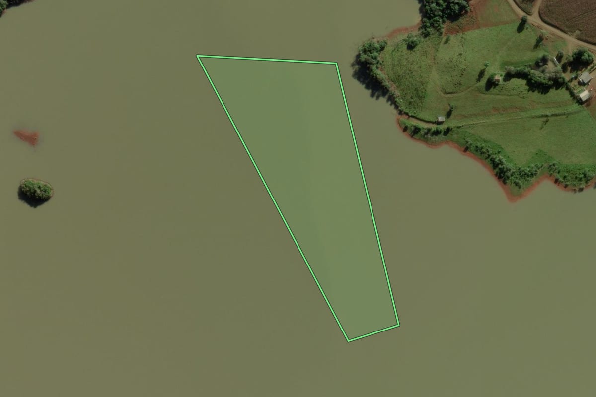Imagem de satélite do imóvel rural em Abdon Batista (SC), com o contorno declarado no CAR desenhado por cima.