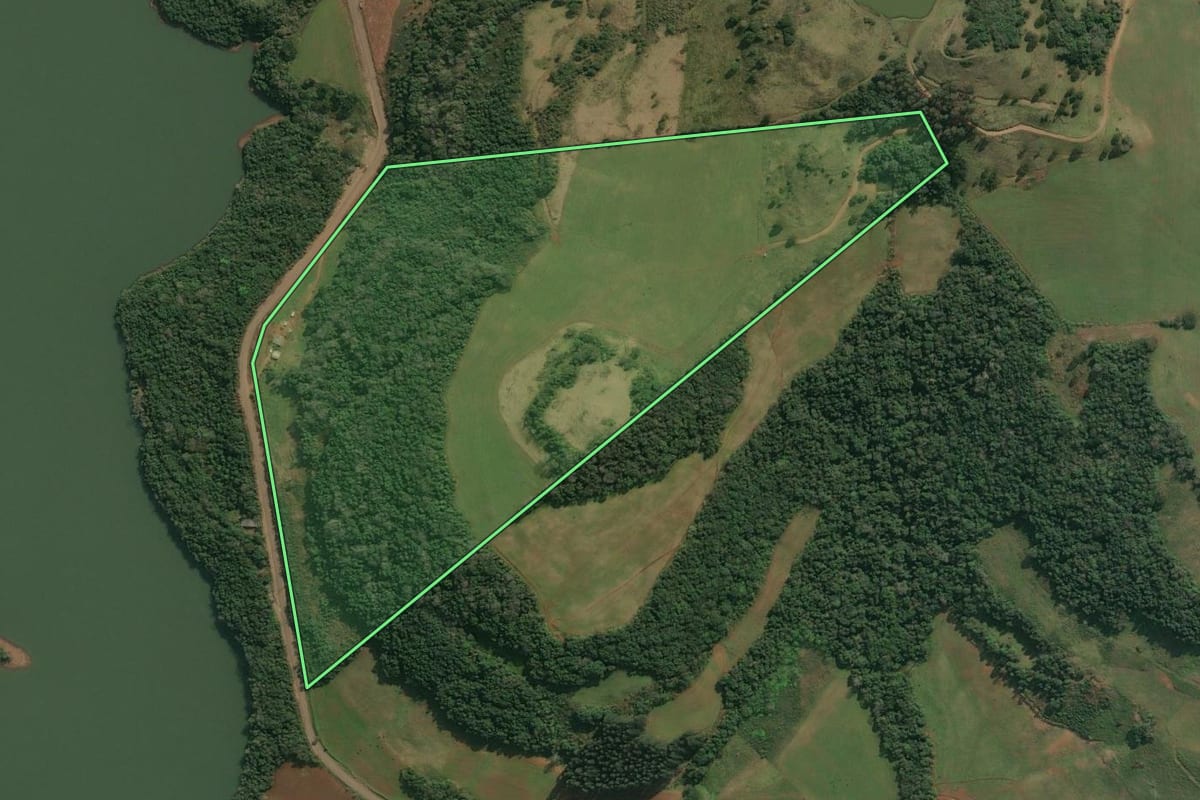 Imagem de satélite do imóvel rural em Abdon Batista (SC), com o contorno declarado no CAR desenhado por cima.