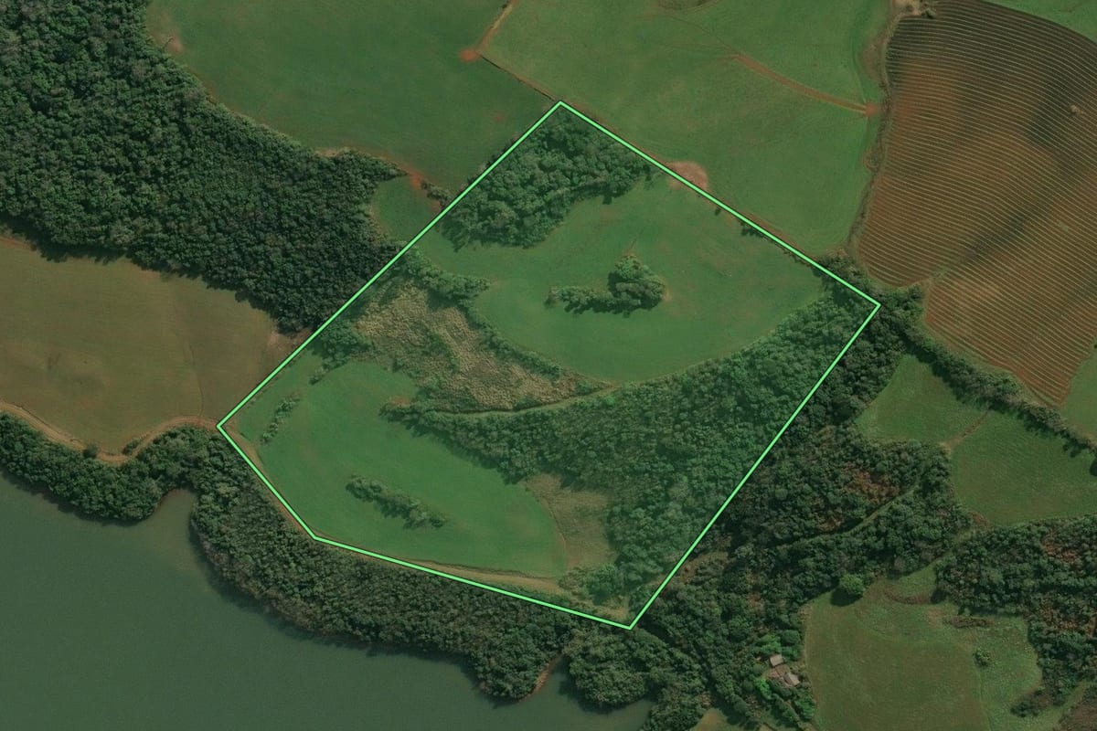 Imagem de satélite do imóvel rural em Abdon Batista (SC), com o contorno declarado no CAR desenhado por cima.
