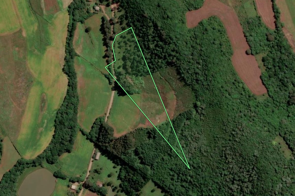 Imagem de satélite do imóvel rural em Abdon Batista (SC), com o contorno declarado no CAR desenhado por cima.