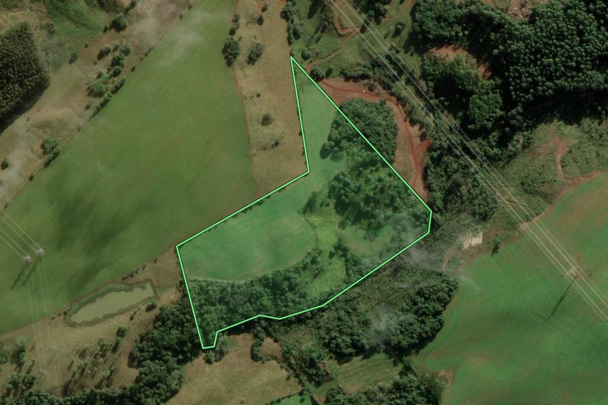 Imagem de satélite do imóvel rural em Abdon Batista (SC), com o contorno declarado no CAR desenhado por cima.