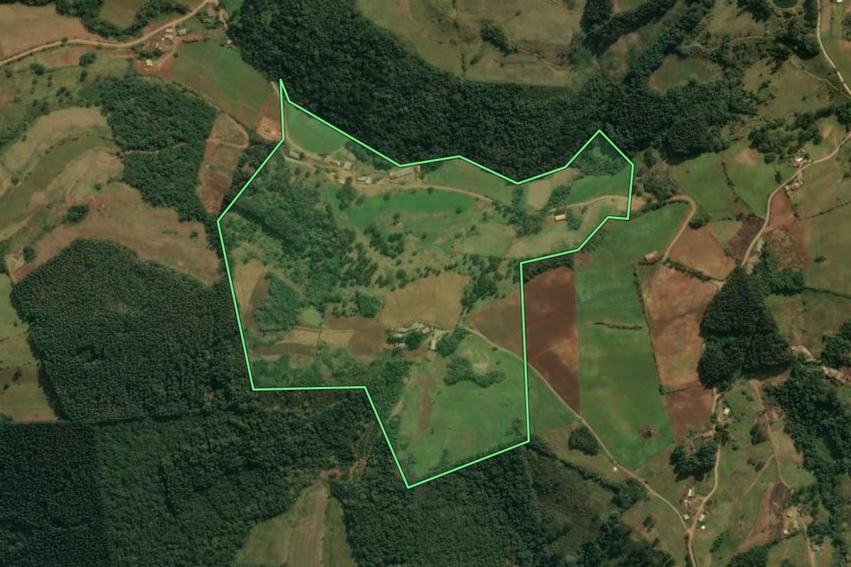 Imagem de satélite do imóvel rural em Abdon Batista (SC), com o contorno declarado no CAR desenhado por cima.