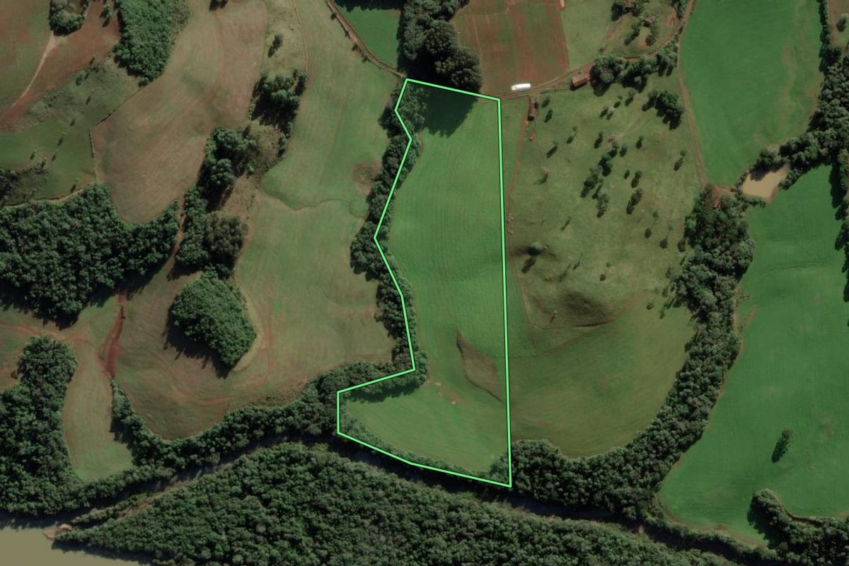 Imagem de satélite do imóvel rural em Abdon Batista (SC), com o contorno declarado no CAR desenhado por cima.